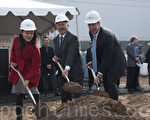 11月12日，旧金山市长李孟贤（中）、市议员金贞妍（左）和塞普路斯CEO克里斯‧马圭尔（右）在新商场的破土仪式上。（周凤临／大纪元）