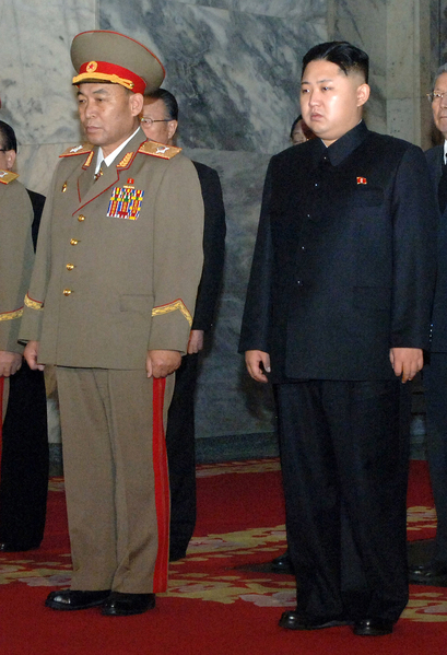 李英浩(左)与金正恩 。(AFP PHOTO) 李英浩(左)与金正恩 。(AFP PHOTO)