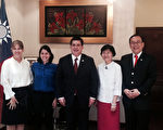 中华民国驻巴拉圭大使刘德立（右1）夫妇13日午间在
职务宿舍款宴巴国总统卡提斯（HoracioCartes）等人，历时近3小时，宾主尽欢。
（驻巴拉圭大使馆提供）
