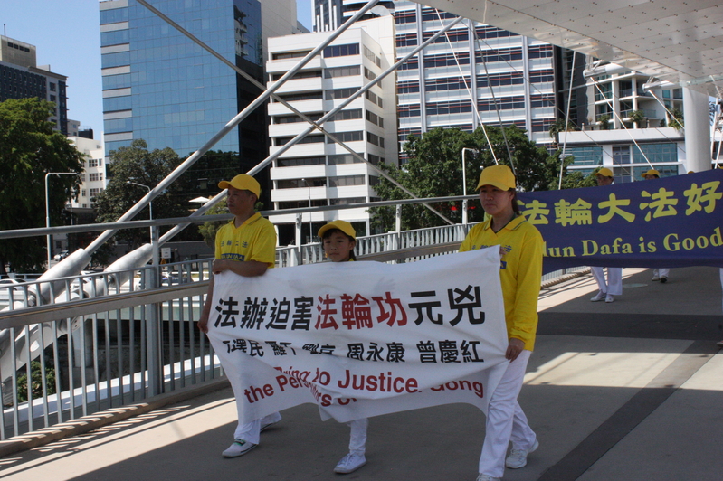 原清華大學的博士生、法輪功學員俞平一家在遊行中。(攝影:駱亞/大紀元)