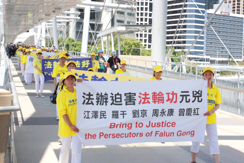 法輪功團體呼籲「停止活體摘取法輪功學員器官罪行」和「法辦迫害法輪功的江澤民、羅幹、劉京、周永康、曾慶紅等元凶」。(駱亞/大紀元)