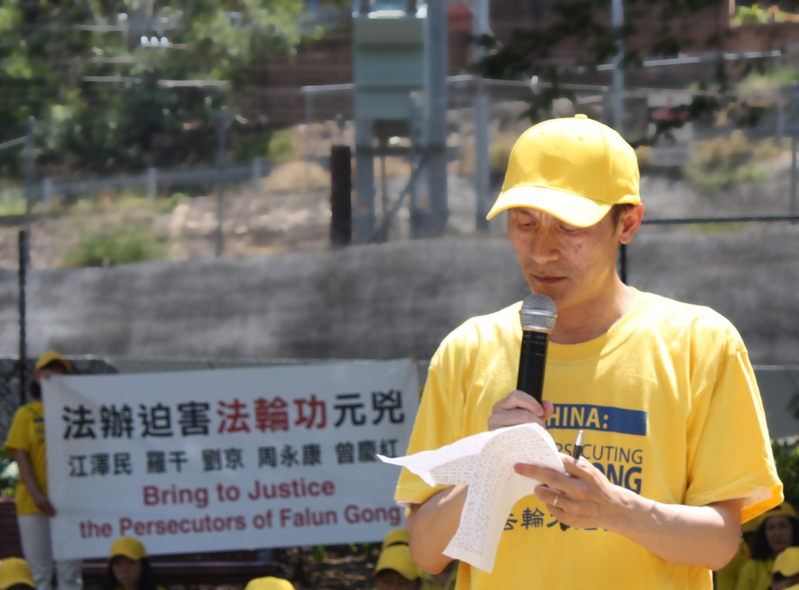 在16日集會上原清華大學化學工程系謝衛國博士跟習近平是同一個系的校友,他宣讀了寫給參加峰會的學長習近平的一封公開信。呼籲停止迫害法輪功、並要求嚴懲迫害法輪功元凶。(駱亞/大紀元)