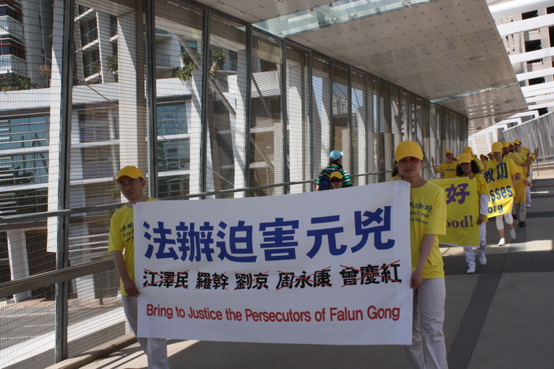 G20期間澳大利亞部分法輪功學員在布里斯本市中心舉行遊行、集會、展示橫幅傳遞信息,呼籲停止迫害法輪功、停止活摘法輪功學員器官罪行、並嚴懲迫害法輪功元凶。(駱亞/大紀元)
