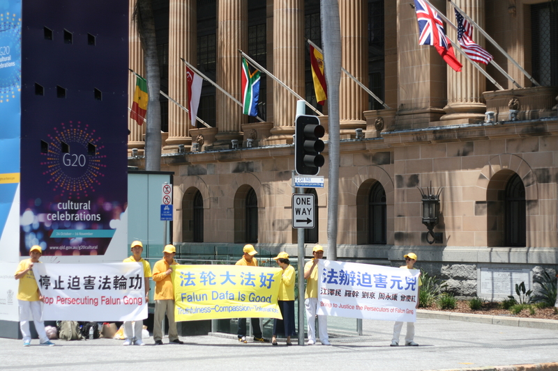 G20布里斯本法輪功學員舉行遊行集會和平請願,並在市中心打橫幅傳遞信息。(大紀元)