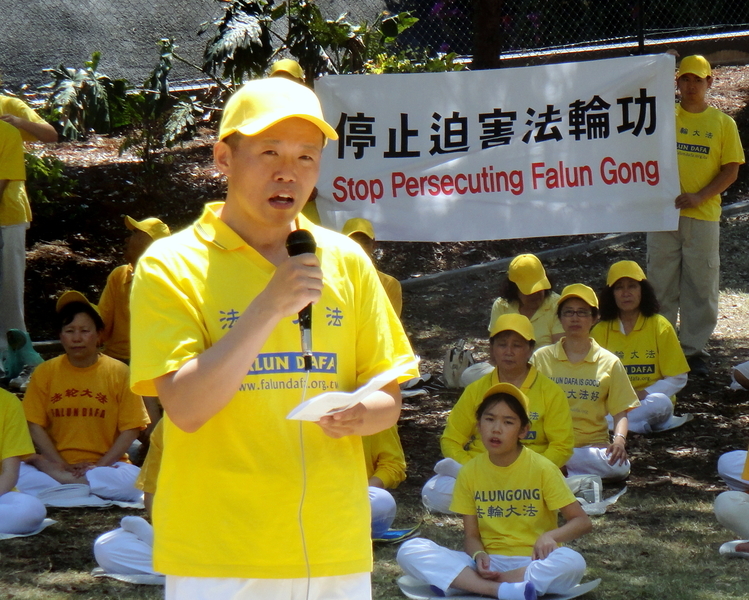 G20布里斯本法輪功學員舉行遊行集會和平請願,並在市中心打橫幅傳遞信息。(大紀元)
