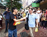 香港“雨伞运动”第50日，学民思潮成员到各区向市民派单张，阐明“雨伞运动”的诉求，希望破除中共对学生的抹黑。图为召集人黄之锋向市民派单张（蔡雯文/大纪元）