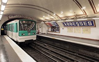 巴黎青年玩危險「火車衝浪」令人擔憂