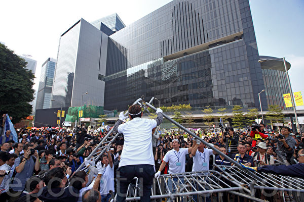 11月18日，雨傘運動佔領行動已經持續52日，金鐘的中信大廈第一個執行法庭禁制令，過程和平。（潘在殊/大紀元）