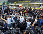 11月18日，雨伞运动占领行动已经持续52日，金钟的中信大厦第一个执行法庭禁制令，过程和平。（潘在殊/大纪元）