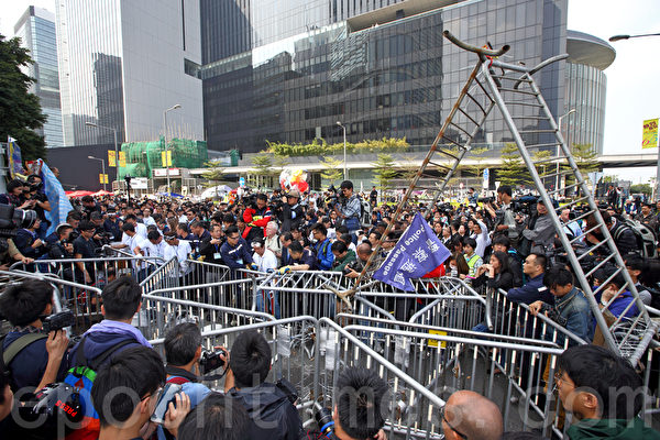 11月18日，雨傘運動佔領行動已經持續52日，金鐘的中信大廈第一個執行法庭禁制令，過程和平。（潘在殊/大紀元）