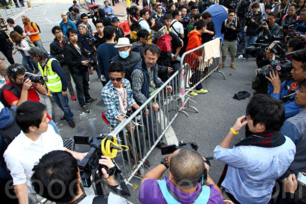 11月18日，雨傘運動佔領行動已經持續52日，金鐘的中信大廈第一個執行法庭禁制令，佔領人士主動清除路障。（潘在殊/大紀元）