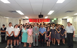 悉尼主流学校参访侨教中心书法展 体验汉字艺术