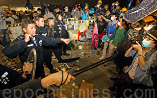 香港立法会爆激烈冲突 警施胡椒喷雾挥警棍