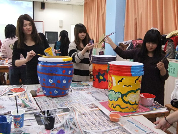 明新科大幼保系学生在艺术实务教室学习儿童艺术彩绘课程。（图：明新科大提供） 