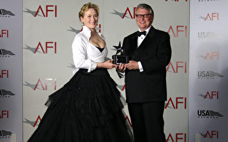 2004年6月10日，迈克•尼科尔斯获美国电影学会终身成就奖，与颁奖嘉宾梅丽尔•斯特里普合影。（AFI via Getty Images）