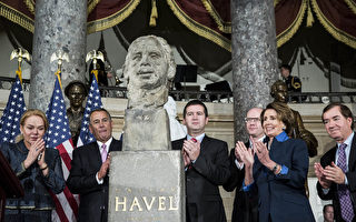 捷克前总统哈维尔半身像在美国国会揭幕