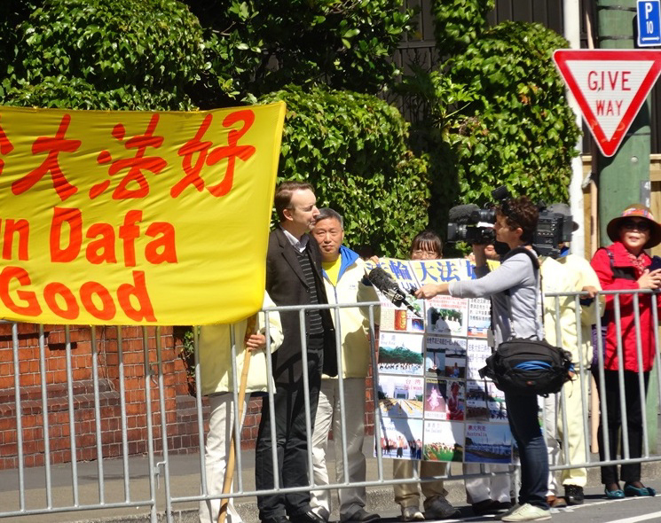 新西蘭法輪功發言人、著名人權律師Kerry Gore在接受當地主流媒體採訪。(明慧網)