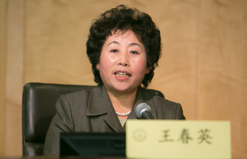 王春英在大陸從事專業護士工作30年。(李莎/大紀元)