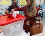 2014年11月23日，一名突尼斯妇女前往投票。(Photo credit should read FADEL SENNA/AFP/Getty Images)
