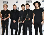 2014年11月23日，英國男團單向樂隊於第42屆全美音樂獎捧得三項大獎。（Frederick M. Brown/Getty Images）