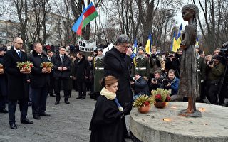 烏克蘭總統跪祭數百萬人餓死的「大饑荒」