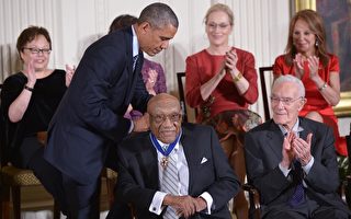 奥巴马颁发总统自由勋章 18人获奖