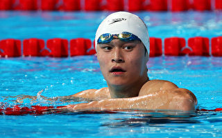 11月24日，孫楊被公佈因今年5月17日涉服用禁藥，遭停賽三個月，並被取消了大陸全國游泳冠軍賽1,500米的游泳冠軍。(Clive Rose/Getty Images)