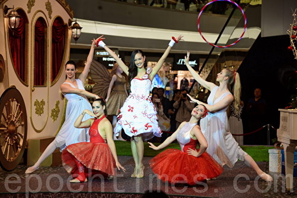 Jessica C穿上漂亮的红色蝴蝶结裙，与舞蹈艺人一同表演。（宋祥龙/大纪元）