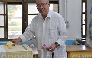 国民党荣誉主席吴伯雄在中坜投票