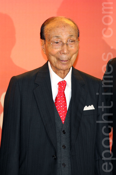香港影视界泰斗、电视广播有限公司(香港无线电视TVB)荣誉主席邵逸夫爵士于1月7日去世,享年107岁。(潘在殊/大纪元) 香港影视界泰斗、电视广播有限公司(香港无线电视TVB)荣誉主席邵逸夫爵士于1月7日去世,享年107岁。(潘在殊/大纪元)