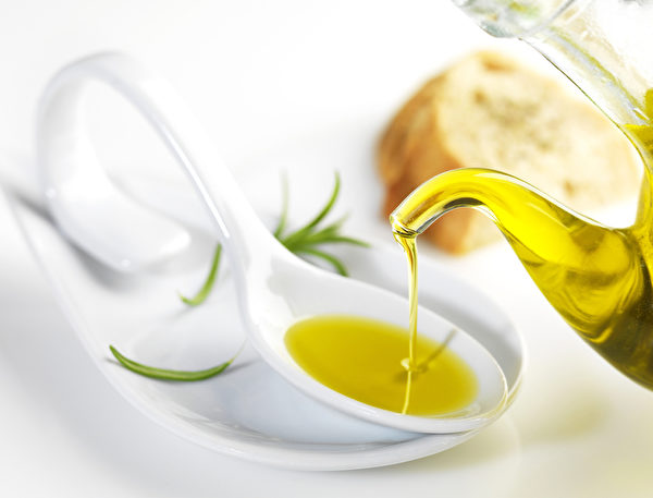橄榄油是可以“吃”的美容护肤品，用它来除恼人的黑头粉刺和眼袋有很好的效果。(Fotolia)