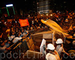 香港学联和学民思潮11月30日晚上9时宣布包围政总，大批示威人士与警方在龙和道一带发生冲突，警方挥动警棍及施放胡椒喷雾驱散人群。（潘在殊／大纪元）