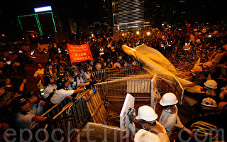 香港数千人包围特首办对准梁振英