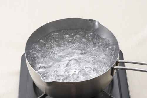 水燒了又燒，使水分再次蒸發，亞硝酸鹽會升高，常喝這種水，亞硝酸鹽會在體內積聚，引起中毒。（fotolia）