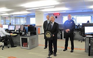 旧金山交通控制中心12月3日启用，左起：公交局长、旧金山市长和警察局长到场祝贺。（李文净/大纪元）