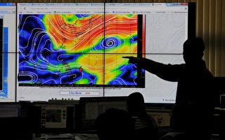 菲律賓國家氣象局監測超級颱風黑格比動向。(Photo credit should read JAY DIRECTO/AFP/Getty Images)