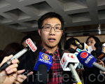 其中一名答辯人、社民連副主席黃浩銘要求清楚交代協助執行臨時禁制令人士的身份。（蔡雯文／大紀元）
