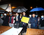 包圍政總而被警方拘捕的示威者，在金鐘雨傘廣場投訴警方當日的暴力行為。（蔡雯文／大紀元）