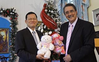 台駐聖露西亞大使贈露國孩童玩具