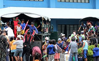 12月6日，超級颱風「哈格比」（Hagupit）逼近菲律賓，數百萬民眾趕緊尋找疏散到黎牙實比市臨時避難所。（Charism SAYAT/AFP/Getty Images）