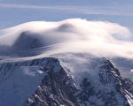 瑞士形狀各異的雪峰若隱若現，讓人仿佛置身於人間仙境。(新唐人視頻截圖)