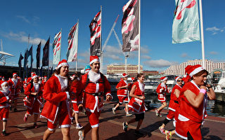 组图：澳洲抢鲜庆圣诞 圣诞老人为慈善开跑
