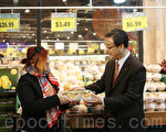 “韩国农水产品流通公社”负责出口的理事俞忠职（右1）在Bogopa连锁超市向各族裔顾客介绍新高梨。 （杜国辉/大纪元）