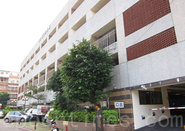御品園店面是遊客停放小客車的必經之地(圖為瑞芳立體停車場)。(張宇/大紀元) 御品園店面是遊客停放小客車的必經之地(圖為瑞芳立體停車場)。(張宇/大紀元)