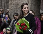英国剑桥公爵夫人凯特12月8日在纽约参观儿童发展中心，亲民作风赢得不绝于耳的“凯特！凯特！”欢呼声。（Seth Wenig-Pool/Getty Images）