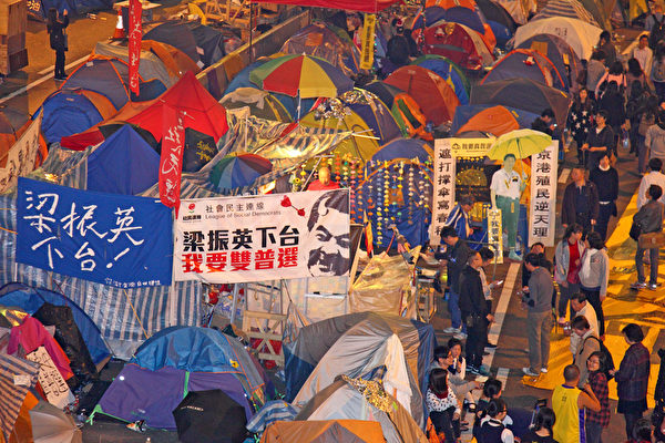 雨傘運動第74日,清場前的最後一日,金鐘廣場又現熱鬧景象,許多留守市民及來聲援的市民紛紛影像留念,有的甚至帶著一家大小,想趁這最後的瞬間留下珍貴的歷史記錄。他們紛紛表示「不捨」,有的表示會再回來,繼續抗爭;有的認為種子已經種下,會在未來發芽開花。(潘在殊/大紀元) 雨傘運動第74日,清場前的最後一日,金鐘廣場又現熱鬧景象,許多留守市民及來聲援的市民紛紛影像留念,有的甚至帶著一家大小,想趁這最後的瞬間留下珍貴的歷史記錄。他們紛紛表示「不捨」,有的表示會再回來,繼續抗爭;有的認為種子已經種下,會在未來發芽開花。(潘在殊/大紀元)