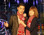 许玮甯(右)、白梓轩12月12日在新北市将今年欢乐耶诞城的红色小熊围巾，设计出“相爱的七种打法”。（海鹏提供）