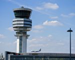 由于航空交通管制人员加入全国性罢工，从14日晚间起，所有比利时起降班机将暂停24小时。图为布鲁塞尔机场控制塔。（LAURIE DIEFFEMBACQ/AFP/Getty Images）