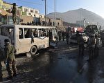 阿富汗的塔利班份子于2014年12月13日，枪杀高等法院的秘书长致死。阿富汗首都喀布尔在近日因发生多起攻击案后，警戒状态再度升级。图为塔利班于11日攻击阿富汗军队巴士。(SHAH MARAI/AFP/Getty Images)