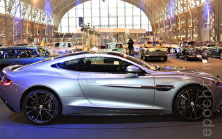 「阿斯頓•馬丁的百年歷史」車展於12月13日在比利時布魯塞爾汽車世界博物館(AUTO WORLD)拉開序幕，此次車展聚焦英國著名的豪華跑車品牌阿斯頓•馬丁(Aston Martin)，展覽將持續到2015年1月4日。（蕭依然/大紀元）